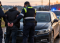 A poposit 24 de ore în arest după ce a refuzat să oprească la semnalele poliției și a fost blocat după 300 de metri. Bărbatul avea permisul anulat, numerele altei mașini pe un Passat și ITP expirat din 2020