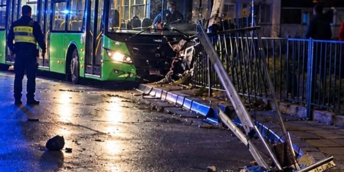 Șoferul TPL care a lovit cinci mașini și un stâlp, fiind mort de beat la volan, a fost reținut. Bărbatul fusese concediat pentru consum de alcool, dar Curtea de Apel Suceava a obligat societatea să-l reangajeze