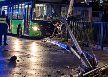 Șoferul TPL care a lovit cinci mașini și un stâlp, fiind mort de beat la volan, a fost reținut. Bărbatul fusese concediat pentru consum de alcool, dar Curtea de Apel Suceava a obligat societatea să-l reangajeze