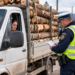 Femeie din Vicovu de Jos, prinsă transportând aproape trei metri cubi de lemne fără acte. Polițiștii au confiscat întreaga încărcătură