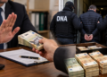 Inspector de la Fondul pentru Mediu, prins în flagrant când lua mită 45.000 de lei de la o firmă. Procurorii DNA au găsit aproape 90.000 de euro în locuința sa. A fost arestat preventiv