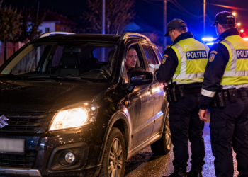Un bărbat de 52 de ani, prins la volanul unui Suzuki în Poieni-Solca. Permisul ucrainean îi fusese reținut în urmă cu două săptămâni, fiind suspectat că ar fi fals