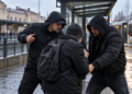 Doi indivizi care au tâlhărit un bărbat vulnerabil în Suceava, amenințându-l cu un cuțit imaginar, au fost reținuți. I-au controlat buzunarele și l-au obligat să le cumpere cafea. Unul dintre ei îl șantajase anterior pentru 500 de lei