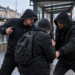 Doi indivizi care au tâlhărit un bărbat vulnerabil în Suceava, amenințându-l cu un cuțit imaginar, au fost reținuți. I-au controlat buzunarele și l-au obligat să le cumpere cafea. Unul dintre ei îl șantajase anterior pentru 500 de lei