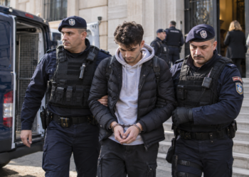 Studentul traficant de droguri din Gura Humorului, condamnat inițial la aproape 6 ani de închisoare, a obținut reducerea pedepsei cu peste doi ani. Condamnat definitiv la 3 ani și 4 luni, tânărul a fost dus la Penitenciarul Botoșani