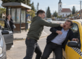 S-a dat jos din mașina unchiului și i-a tras un pumn unui taximetrist, de l-a pus la pământ, cu gura plină de sânge, în centrul comunei Satu Mare: ”Așa se depășește?”. Agresorul și-a aflat pedeapsa definitivă