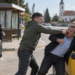 S-a dat jos din mașina unchiului și i-a tras un pumn unui taximetrist, de l-a pus la pământ, cu gura plină de sânge, în centrul comunei Satu Mare: ”Așa se depășește?”. Agresorul și-a aflat pedeapsa definitivă