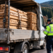 Transport de cherestea fără aviz, oprit de polițiști la Sadova. Șoferul a pierdut marfa și a primit o amendă de 6.000 de lei