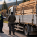 Șofer din Panaci, amendat cu 6.000 de lei după ce a fost prins ”plimbând” fără acte peste 4,5 metri cubi de cherestea prin Șaru Dornei