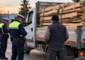 Șofer amendat cu 4.000 de lei după ce a fost prins transportând 4,56 metri cubi de cherestea fără acte prin Pătrăuți. Polițiștii i-au confiscat întreaga încărcătură