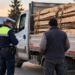 Șofer amendat cu 4.000 de lei după ce a fost prins transportând 4,56 metri cubi de cherestea fără acte prin Pătrăuți. Polițiștii i-au confiscat întreaga încărcătură