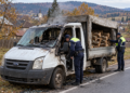 Transport ilegal de lemne, descoperit după ce autoutilitara care le transporta a luat foc. Polițiștii au confiscat întreaga încărcătură