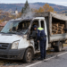 Transport ilegal de lemne, descoperit după ce autoutilitara care le transporta a luat foc. Polițiștii au confiscat întreaga încărcătură