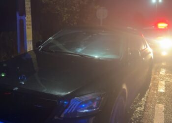 Urmărire ca în filme, de la Rădăuți la Milișăuți. Un ucrainean băut, la volanul unui Mercedes S-Class, a fugit de polițiști, a sărit un gard și a fost imobilizat cu spray lacrimogen. Amendă de aproape 20.000 de lei