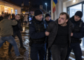 Și-a aflat pedeapsa definitivă după ce și-a luat-o peste ochi la balul din Gălănești și și-a vărsat nervii pe trei polițiști. Nici încătușat nu s-a potolit din a-i amenința cu moartea pe agenți și pe familiile lor. Trebuie să le plătească despăgubiri de 21.000 de lei: ”Eu vă rup capul la toți, biserica mamii voastre”
