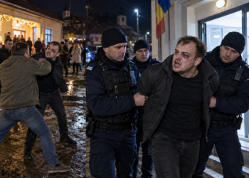 Și-a aflat pedeapsa definitivă după ce și-a luat-o peste ochi la balul din Gălănești și și-a vărsat nervii pe trei polițiști. Nici încătușat nu s-a potolit din a-i amenința cu moartea pe agenți și pe familiile lor. Trebuie să le plătească despăgubiri de 21.000 de lei: ”Eu vă rup capul la toți, biserica mamii voastre”