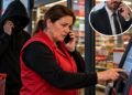 O vânzătoare de la Facos a depus 4.200 de lei din încasările magazinului într-un cont indicat de un escroc care s-a dat drept noul director al firmei. Individul i-a cerut apoi să rupă chitanțele și să le arunce la gunoi