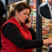 O vânzătoare de la Facos a depus 4.200 de lei din încasările magazinului într-un cont indicat de un escroc care s-a dat drept noul director al firmei. Individul i-a cerut apoi să rupă chitanțele și să le arunce la gunoi
